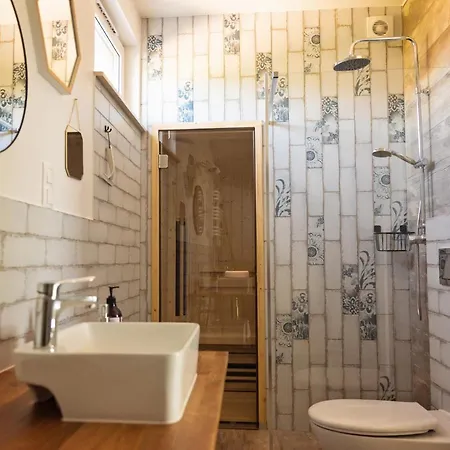 Siedlisko na wydmach, sauna,podgrzewane jacuzzi,domki klimatyzowane,starlink internet,parking Dom wakacyjny Łeba