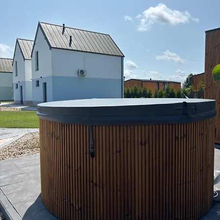 Siedlisko na wydmach, sauna,podgrzewane jacuzzi,domki klimatyzowane,starlink internet,parking Dom wakacyjny *
